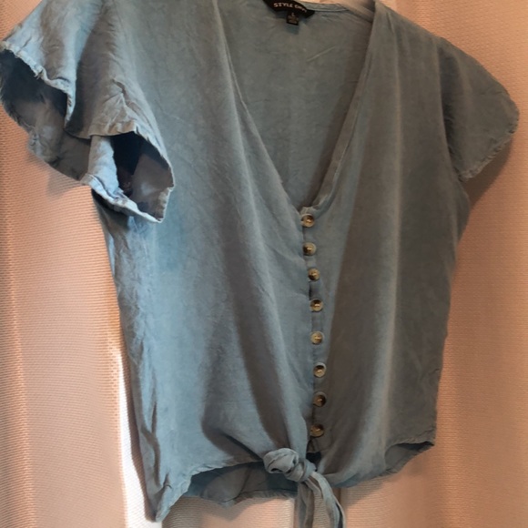 Button and Tie crop top, jean looking material - Picture 4 of 4